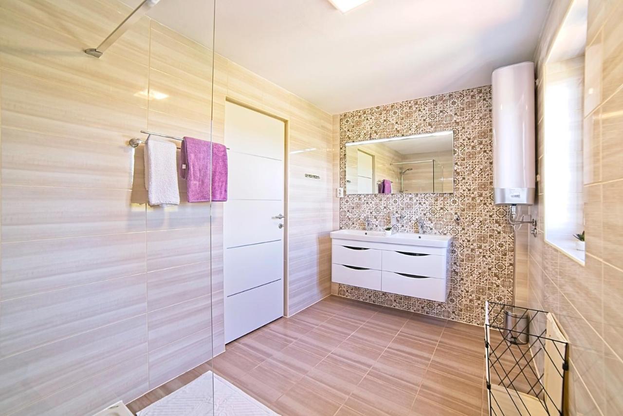 Holiday House Rab Kampor Екстериор снимка