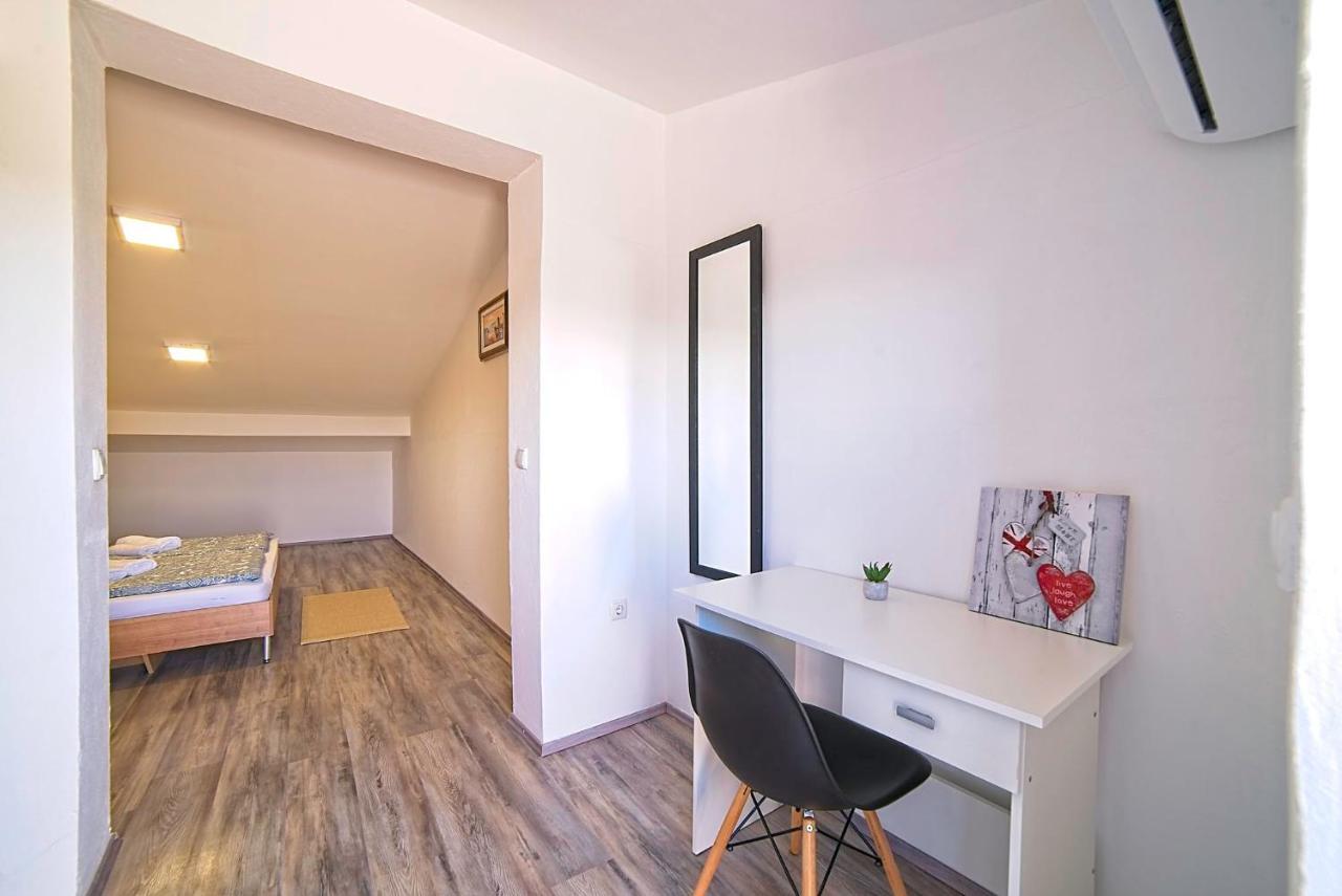 Holiday House Rab Kampor Екстериор снимка